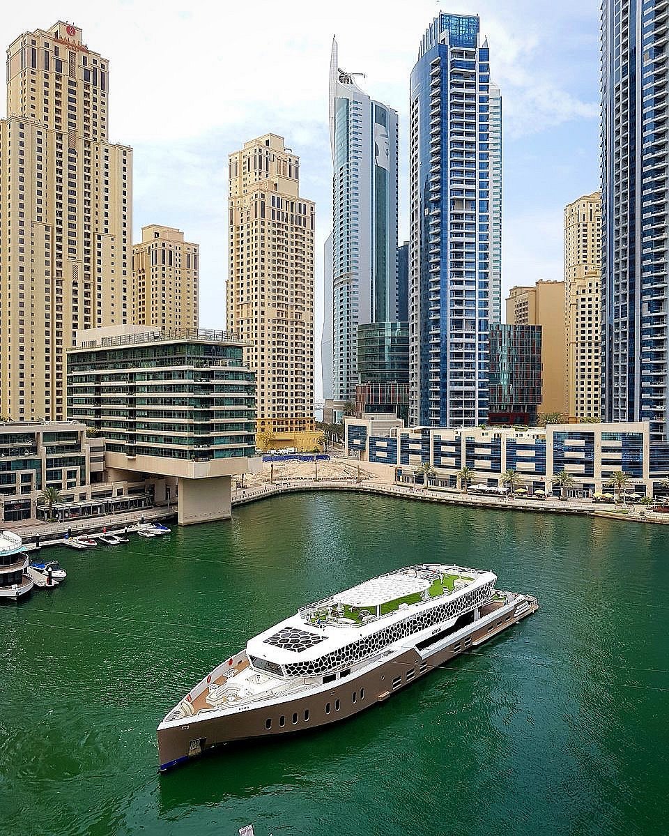 From Dubai Marina: Lotus Mega Yacht Cruise with Buffet Dinner, Unlimited Drinks & Live Entertainment