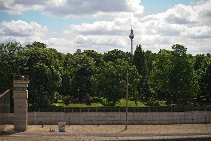 Guided Tour of the Cold War Stretch in Berlin